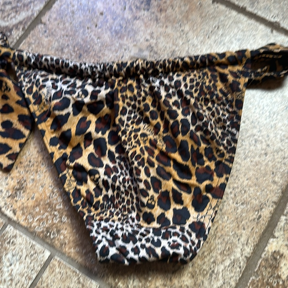 Victorias Secret leopard print bikini with mini skulls and “very sexy” in print - Picture 5 of 7